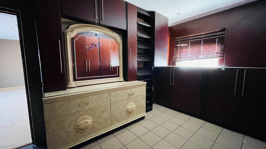 5 Bedroom Property for Sale in Van Der Hoff Park North West
